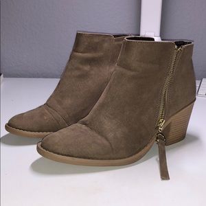 Qupid 2” BOOTIES!! 8.5 Women’s Beige
